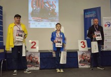 Призери чемпіонату Європи з шахів у Чехії. Учасники тримають нагороди.