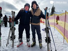 Чоловіки стоять з горнолижним приладдям. Позаду гори