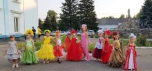 Вихованки театру моди в м. Часів Яр, який заснувала Аліна Андрєєва