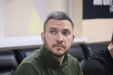 Учасник засідання Ради оборони області уважно спостерігає за доповіддю голови Донецької облдержадміністрації Вадима Філашкіна.