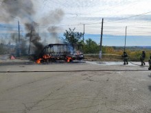 Маршрутне таксі палає після ворожого обстрілу