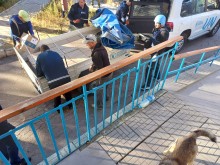 Чоловіки розвантажують автівку з гуманітарною допомогою