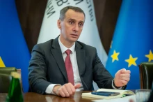 Міністр охорони здоров’я Віктор Ляшко. Сидить за столом, позаду прапори Міністерства, України та Євросоюзу.