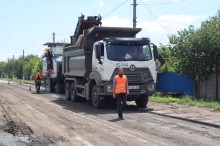 Техніка для ремонту доріг та співробітники будівельної компанії на одній з ділянок, де відбуваються роботи.