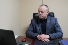 Заступник голови Донеччини Ігор Бойко на нараді, сидить біля екрану монітора.