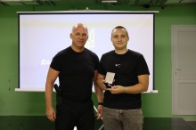 Вадим Філашкін вручає медику нагородний знак.