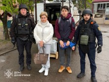 Евакуаційна група «Фенікс» та мешканці, які евакуюються.