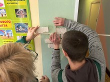 Майбутні маляри-штукатури, здобувачі освіти Торецького професійного ліцею, під час виробничої практики