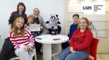 Переселенці та молодь грають в інтелектуальну гру "Нота Єнота"