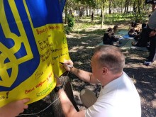 Заступник голови Донецької ОДА Олександр Шевченко пише побажання військовим на прапорі