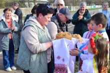 Робоча поїздка представників Великоновосілківської громади Донецької області до Теплицької громади Вінницької області, делегацією зустічают з паляницею.