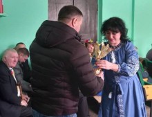 Чоловіку вручають виграний лот на благодійнійному аукціоні «Разом ми сила!».
