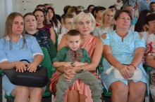 Батьки з дітьми сидять у новому ліцеї