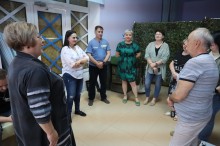 Невимушена бесіда представників адміністрації та робітників типографії. Всі посміхаються.