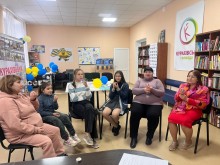 Учасники тренінгу працюють у колі, виконуючи психологічні вправи.