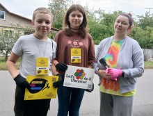 Діти з Донеччини під час прибирання сміття у межах екомарафону «Чисті серця - чиста планета»