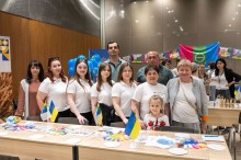 Лілія Золкіна разом з молоддю біля артзони для майстер-класу.