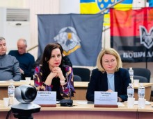 Вікторія Точена та Маргарита Ідрисова уважно дивляться презентації