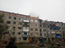 Зруйнований багатоповерховий будинок після ворожого обстрілу