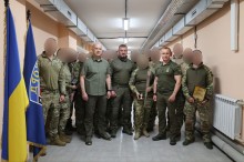 Спецпризначенці спально з Вадимом Філашкіним стоять поруч з прапорами.