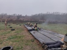 Слухачі виконують вправи зі стрільби на полігоні. Учасники відпрацьовують практичні навички вогневої підготовки під наглядом інструкторів.