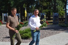 Начальник Очеретинської селищної військової адміністрації Микола Коваленко та Верхівцевський міський голова Михайло Світлик та працівниками адміністрацій обох громад йдуть Алею Слави у міському сквері з квітами для покладання  до меморіальних плит та  вшанування пам’яті загиблих захисників і захисниць Верхівцівської громади.