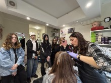 Майбутні перукарі відпрацьовують на практиці навички колористики під час офлайн-семінару.