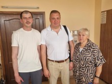 Заступник голови Донецької облдержадміністрації Олександр Шевченко разом з повернутими донеччанами