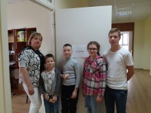 Учасники квесту на станції «Загадкова» — діти з педагогом позують біля дверей із відповідною назвою