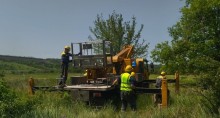 Співробітники ДТЕК готуються ремонтувати електроопори.