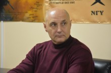 Представник адміністрації на нараді, уважно слухає доповідь.
