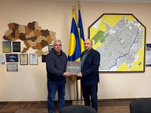 Голови громад тримають книгу "Донеччина", яку керівник Миколаївської МВА привіз у подарунок голові Бобринецької громади