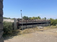 Зруйнована промислова будівля після ворожого обстрілу