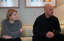 Оксана Головко та Вадим Філашкін сидять на зустрічі з Послом Канади