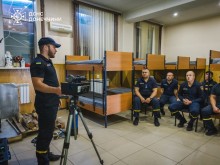 Інструктор розповідає рятувальникам про нове обладнання,яке допоможе їм у пошуках людей під завалами.