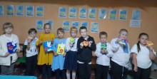Діти показують свої поробки з нагоди Дня Захисників і Захисниць України