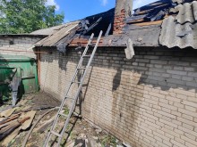 Зруйнована покрівля будинку після ворожого обстрілу