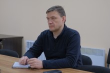 Представник адміністрації, сидить за столом.