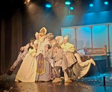 Актори театру на сцені в різдвяних костюмах зі Святим Миколаєм