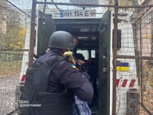 Рятувальник допомагає завантажити речі