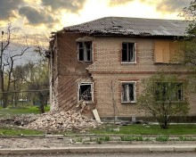 Пошкоджений будинок після ворожого обстрілу