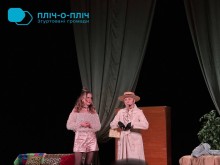 Актори на сцені грають виставу «Шахрайки». Одягнені у рожеві костюми.