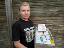 Начальниця Мангушської селищної військової адміністрації Наталія Воробйова тримає корбку з ліками, переданими австрійськими друзями
