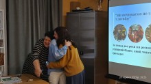 Три жінки обіймаються