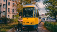 Ветеран на протезі біля навчального трамвая