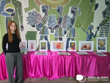 Юна художниця з Бахмута на своїй виставці