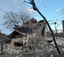 Зруйнований будинок після ворожого обстрілу