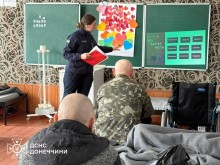 Фахівчиня з питань гендерної рівності Головного управління ДСНС стоїть біля дошки та розповідає, чому потрібно враховувати потреби дітей, літніх людей і маломобільних людей.