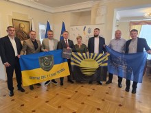 Спільне фото представників Донеччини та надзвичайним і Повноважним Послом України в Чеській Республіці Васильом Зваричем. Тримають прапори громад та Донеччини.
