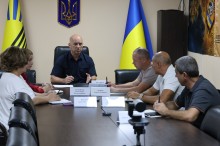 Вадим Філашкін та учасники засідання сидять за столом
